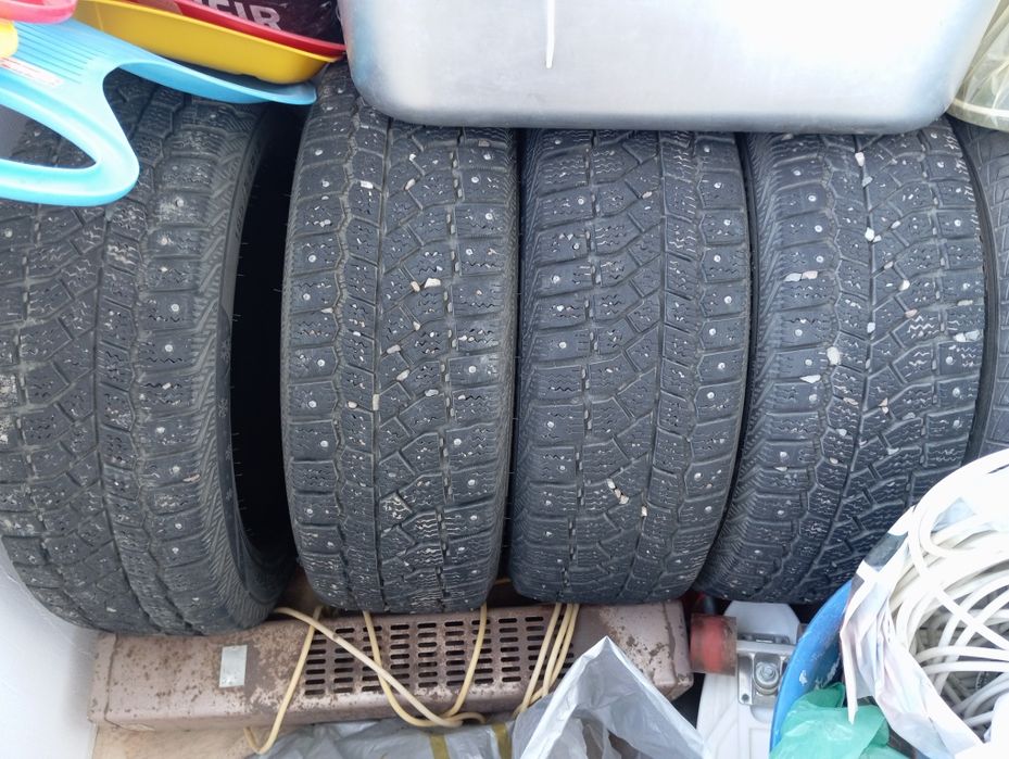 Продам б/у зимнюю шипованную резину