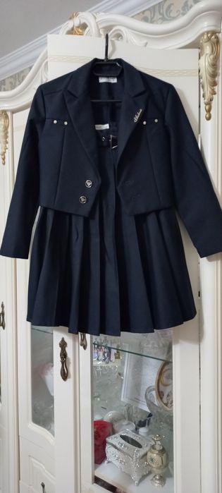 Почти новая костюм- юбка  школьная темно-синяя для девочек на 9-10 лет