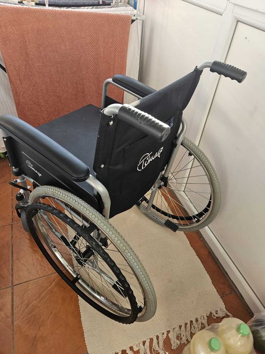 Scaun cu rotile pentru persoane cu dizabilitati sau varstnici