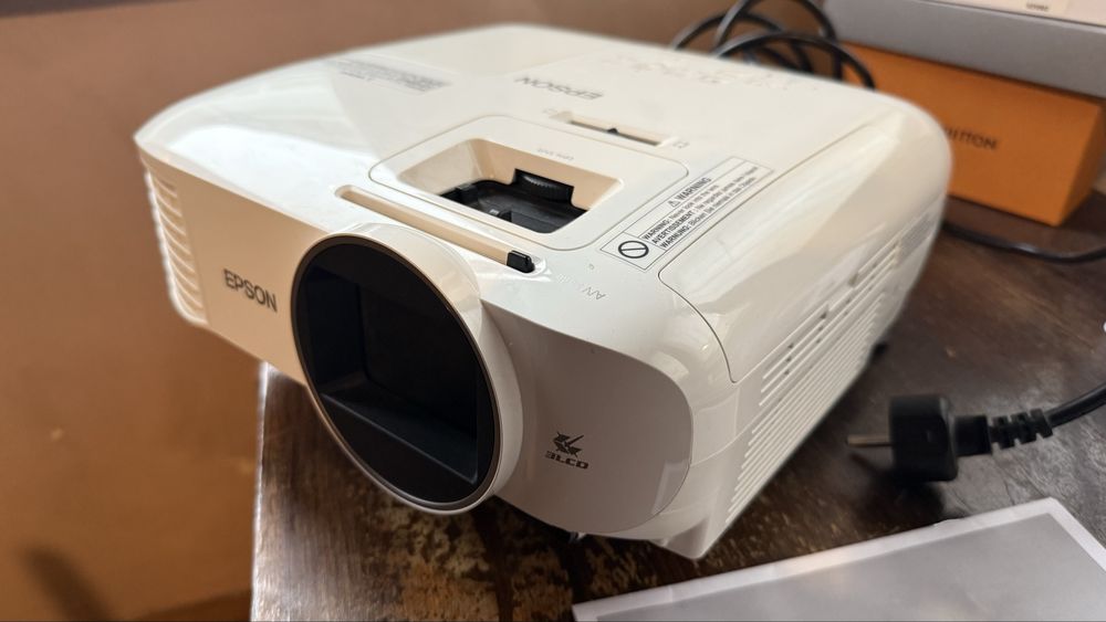 Проектор 4К EPSON EH-TW5600 топ като Нов Цена 1400 Еур