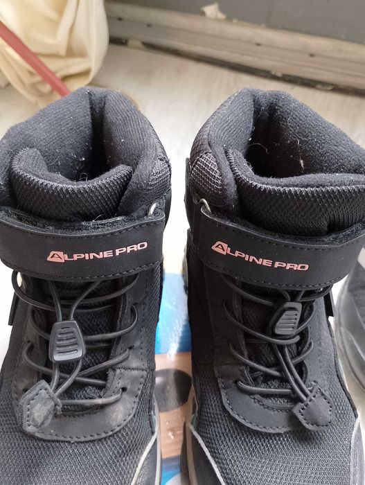 Продавам ботуши и маратонки.