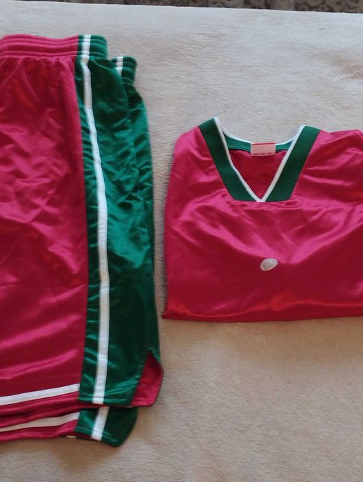 Яке "Adidas"волейбол екип на БГ.Значки знамена.