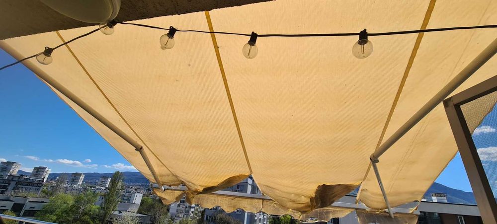 Слънцезащитна тента с ширина 370 cm и електрическо задвижване и дистанционно (опция) сензор за вятър