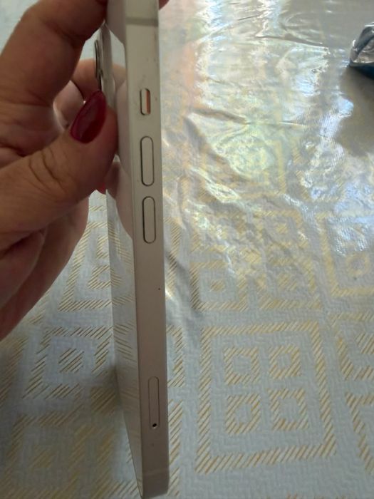 Продам телефон iPhone 13