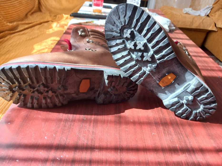 Оригинални  туристически обувки Kastinger от екипировката на ПСС