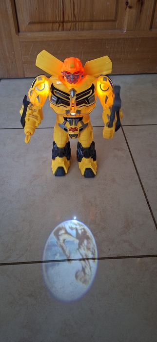 Робот Бъмбълби с батерии