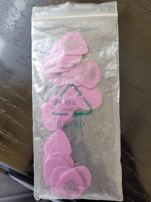 Продавам тунер и перца за ел. китара