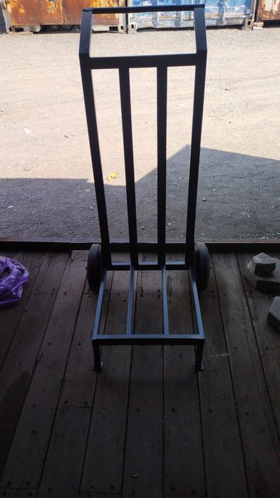 Металлическая тележка.