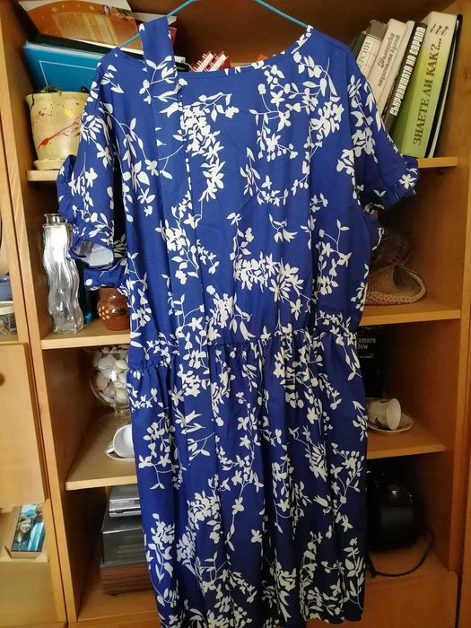 Дамска рокля до коляното, с набор в кръста и колан