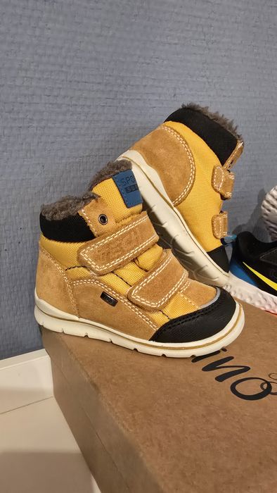 Маратонки Nike revolution 22 номер и топли боти Tech 23 номер- обща це