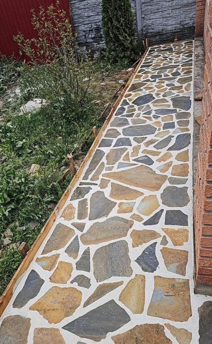 Vând piatră naturală de munte poligonală și montez