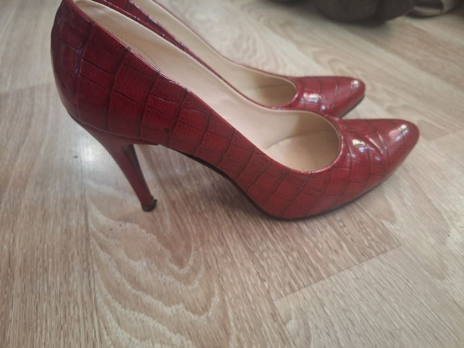 Червени  лачени боти