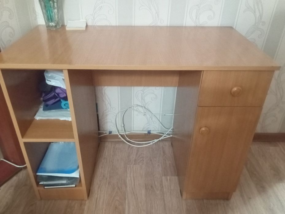 Продается плательный шкаф,письменный  стол
