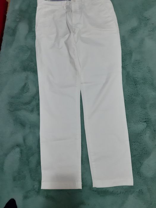 Pantaloni albi, drepti, mulati, in stare foarte buna, marimea  34/32.