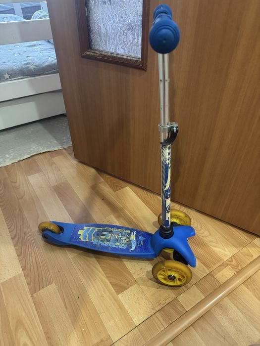 Продам самокаты , красный и синий