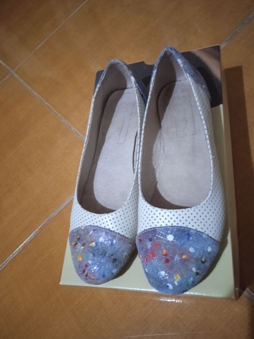 Pantofi fără toc din piele naturală.