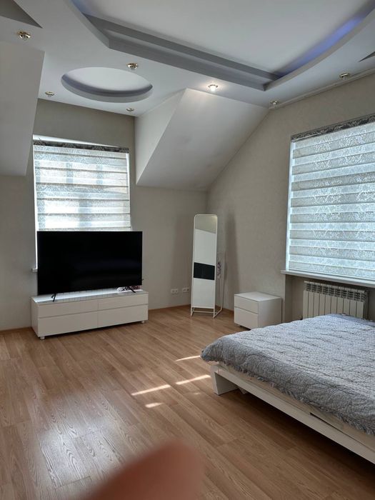 Продаеться двухуровневый дом с бассейнои и евро ремонтом