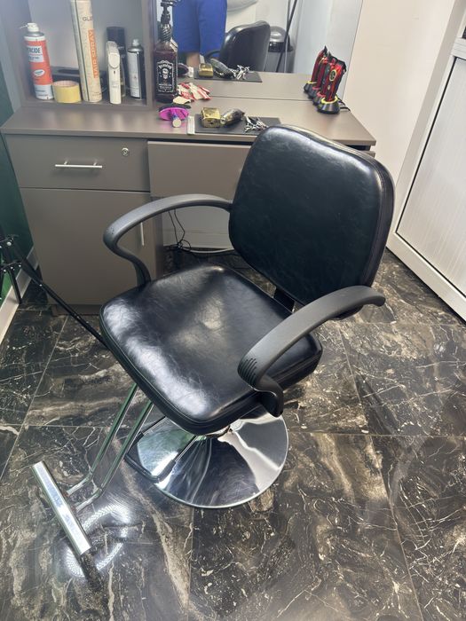 Scaun frizerie negru de piele