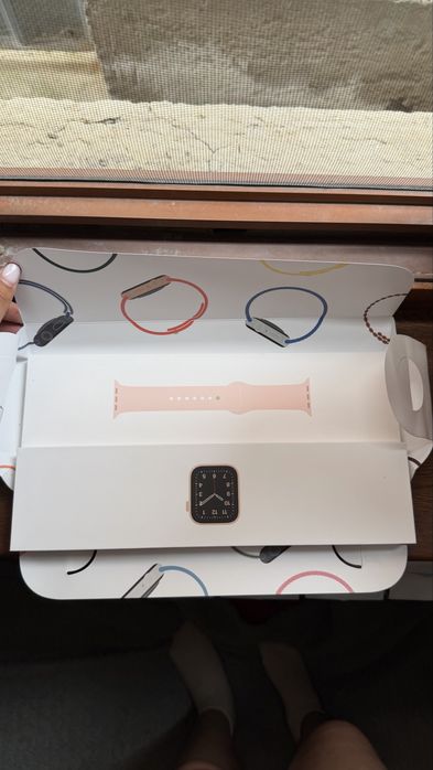 Продам Apple watch SE