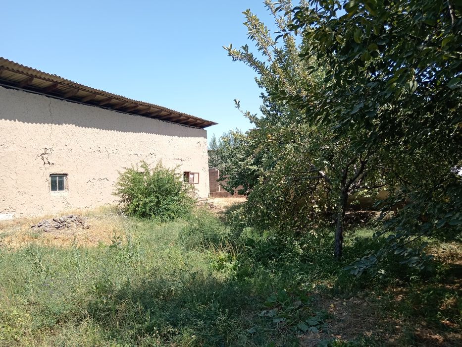 Ер сотилади 8 сотих, мол хона хаммом бор. 2 хонадон қурилишига тайёр