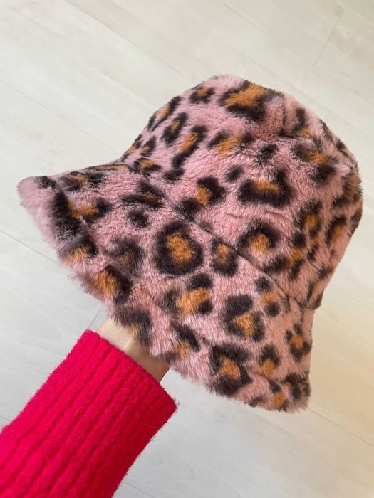 Чисто нов  леопардов розов комплект шапка и чанта меки плюшени