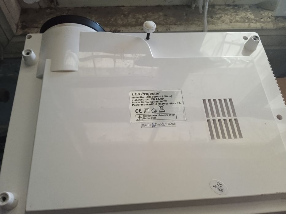 Prajektor sotiladi yangi  doskasixam bor