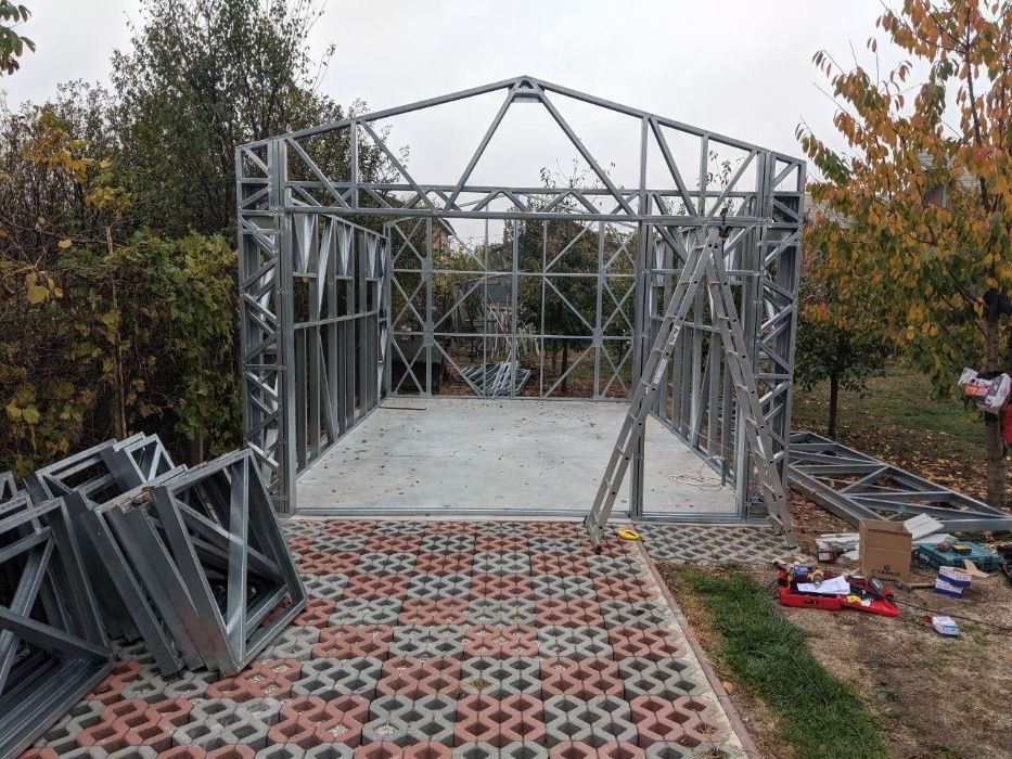 Garaj din structura metalica usoara, izolat 4cm+usa de garaj+pietonala