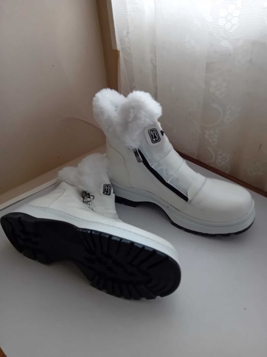 Зимни бели ботуши