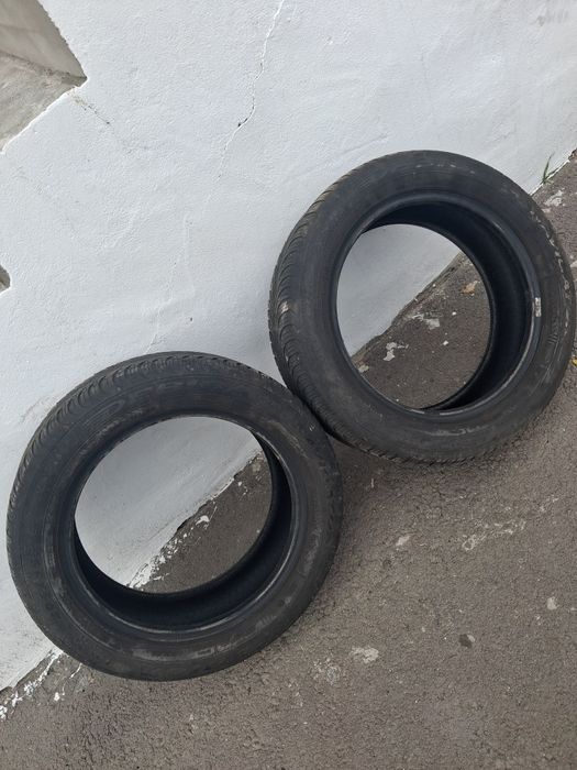 Vând două cauciucuri Debica aproape noi.