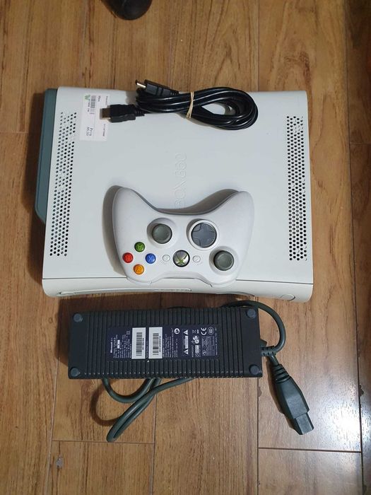 Consola Xbox 360 fat cu 100 jocuri demo instalate