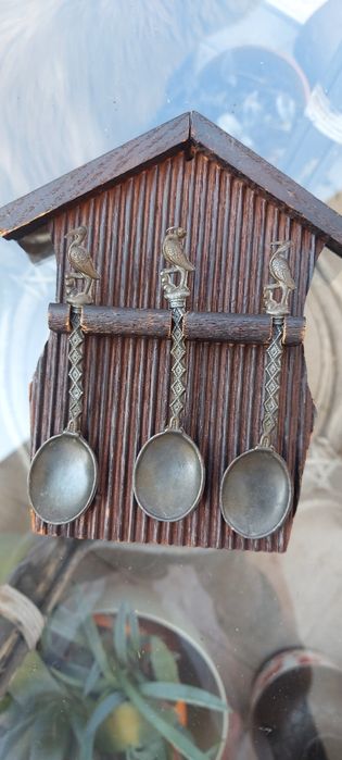 Винтидж  калаени лъжици върху дървен постамент