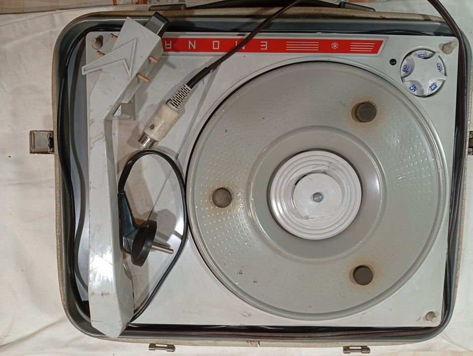 Продавам ретро грамофон „Емона“ с куфар