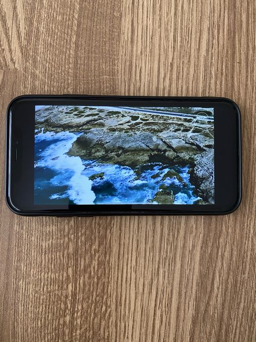 Telefon iPhone XR 128gb m cu incarcator si cablu usb.