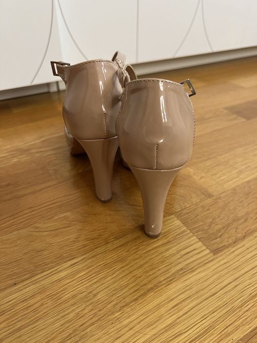 Токчета Anna Field и боти на ток