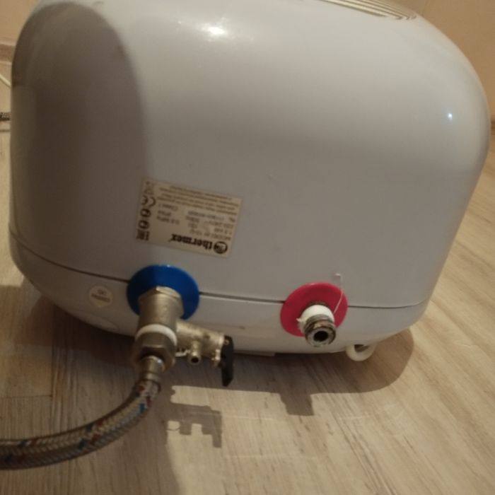 Водонагреватель. Объем 10л.