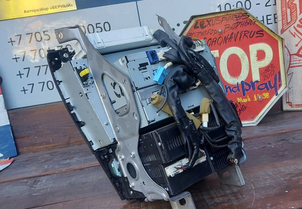 Монитор с магнитолой на Lexus Es350
