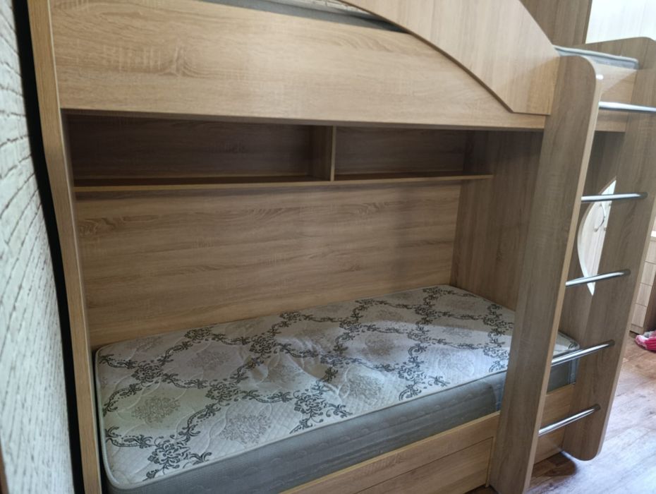 Продаю двухярусную кровать со шкафом для одежды