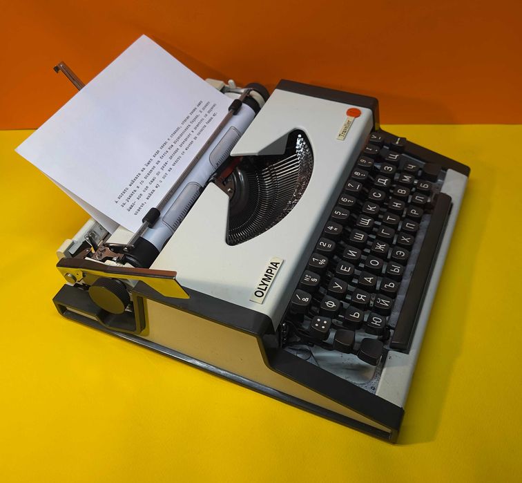 Пишеща Машина Olympia Traveller Клавиатура КирилицаТоп Състояние