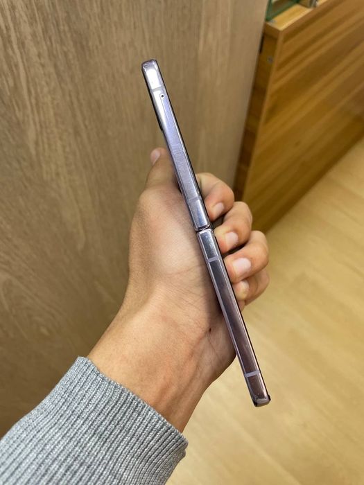 Samsung galaxy z flip 4 8/256gb holati yaxshi