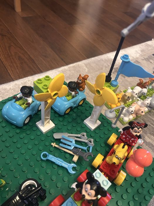 Set 2 lego duplo fetita cu eoliana si masina