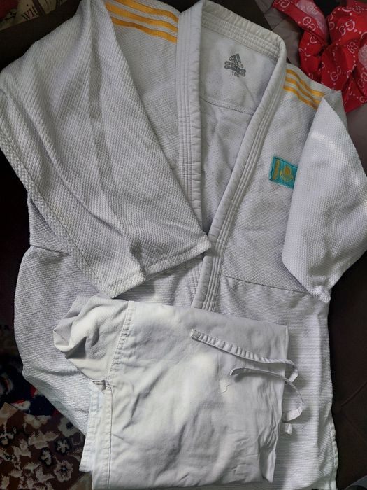 Срочно продам кимоно белые совсем новые