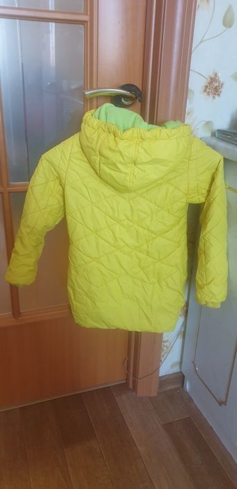 Продам девочковую куртку