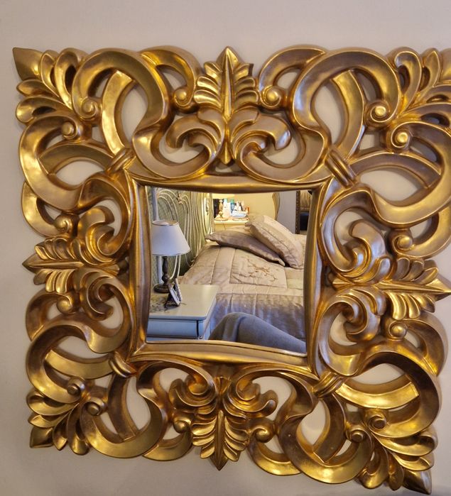 Vand oglinda in stare impecabila.