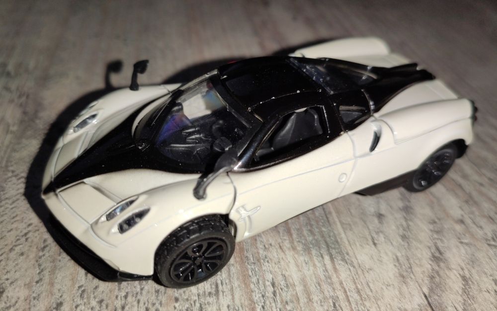 Модель машины Pagani 1:43