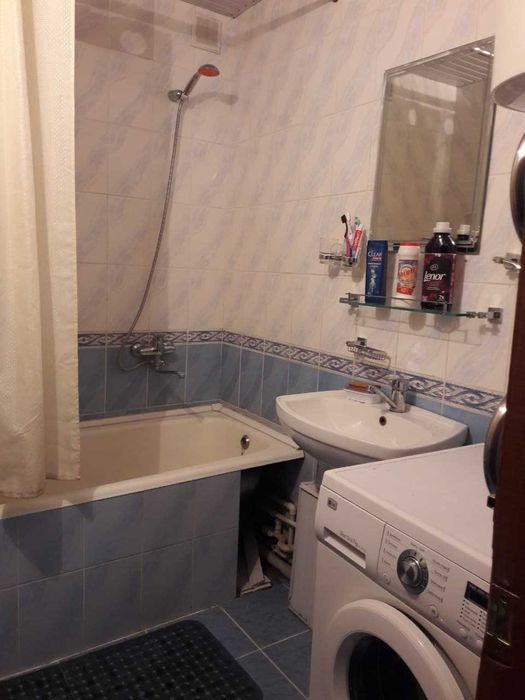 Сдается в аренду 3-х комн. В центре Яккасарай .Бывший магазин Океан.