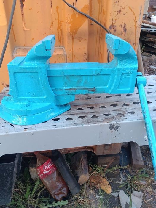 Продам слесарные тиски