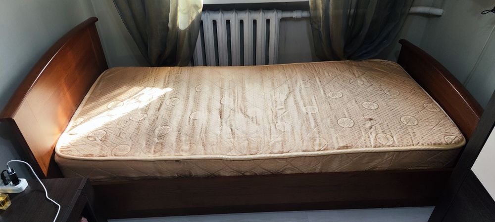 Кровать с матрасом