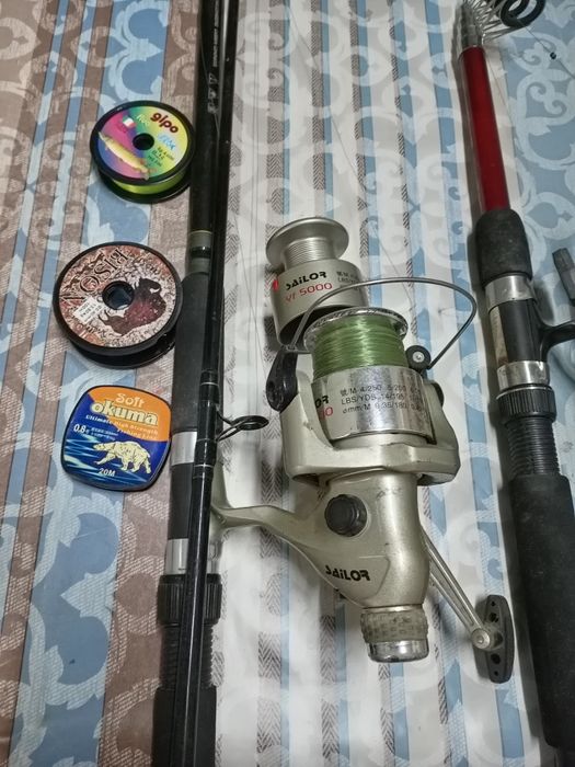 Trei lansete de pescuit cu mulinete aferente și tambur de rezerva.