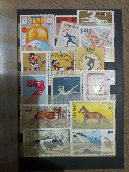 Класьор с пощенски марки  различна тематика около 150 бр ,35 евро