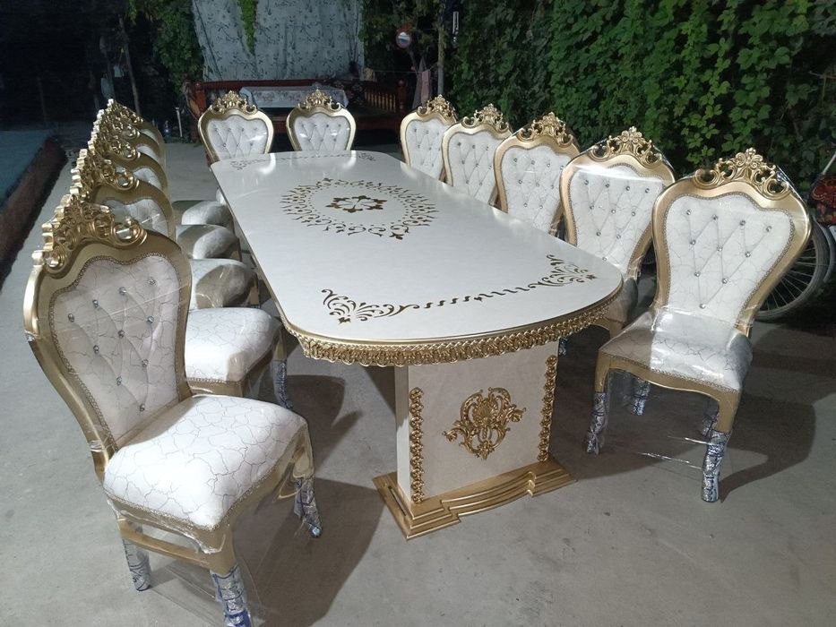 tort oyoqda pantiessiz paypoq kiygan qizlar